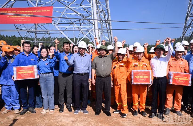 Thủ tướng Phạm Minh Chính và các đơn vị thi công bày tỏ quyết tâm hoàn thành Dự án Đường dây 500kV Lào Cai-Vĩnh Yên đúng tiến độ. (Ảnh: TRẦN HẢI)