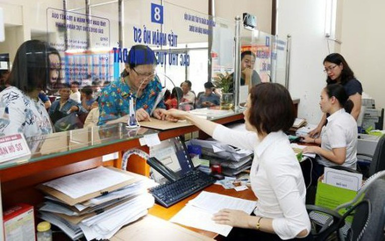 Thủ tướng Chính phủ chỉ đạo đẩy nhanh tiến độ thực hiện chính sách, chế độ đối với cán bộ, công chức, viên chức, người lao động và lực lượng vũ trang trong quá trình sắp xếp tổ chức bộ máy của hệ thống chính trị. (Ảnh: VGP) 