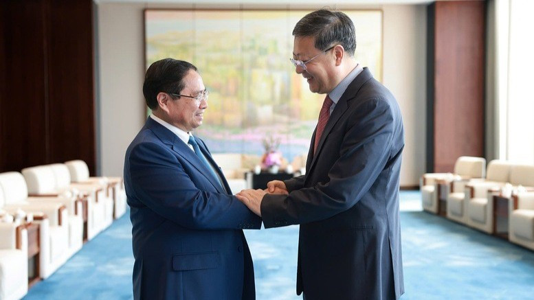 Bí thư Thành ủy Thượng Hải Trần Cát Ninh đón Thủ tướng Phạm Minh Chính thăm Thượng Hải. (Ảnh: VGP/Nhật Bắc)