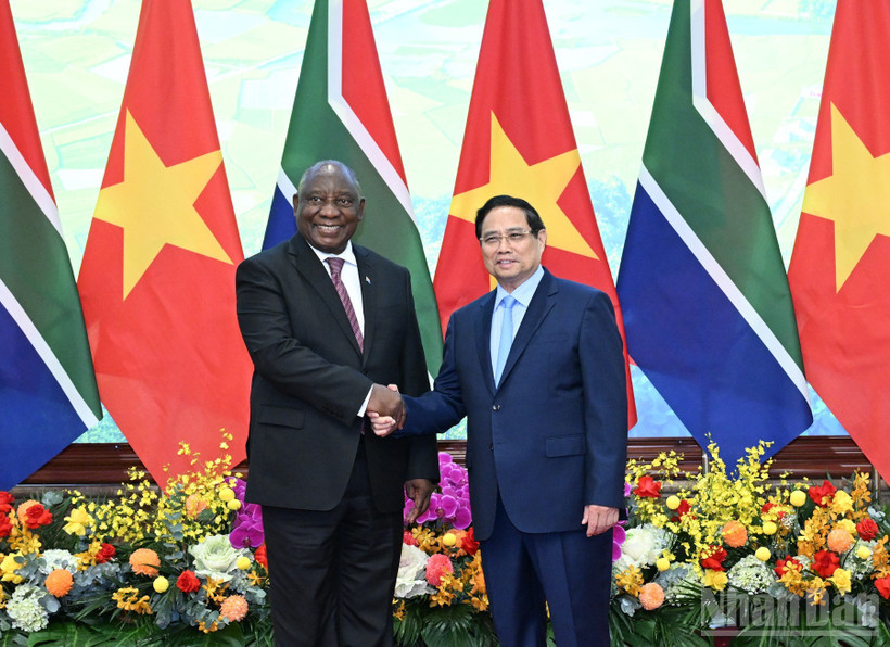 Thủ tướng Chính phủ Phạm Minh Chính và Tổng thống Cộng hòa Nam Phi Cyril Ramaphosa. (Ảnh: TRẦN HẢI) 