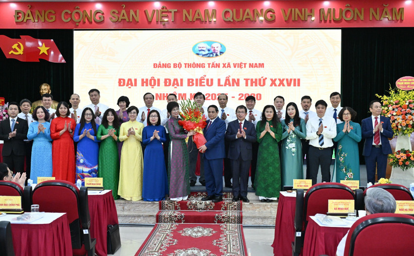 Bí thư Đảng ủy Chính phủ, Thủ tướng Chính phủ Phạm Minh Chính tặng hoa chúc mừng Ban Chấp hành Đảng bộ Thông tấn xã Việt Nam nhiệm kỳ 2025-2030. (Ảnh: TRẦN HẢI)