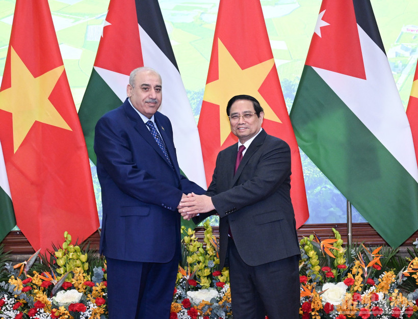 Thủ tướng Chính phủ Phạm Minh Chính và Chủ tịch Hạ viện Jordan Mazen Turki El Qadi. (Ảnh: Trần Hải)