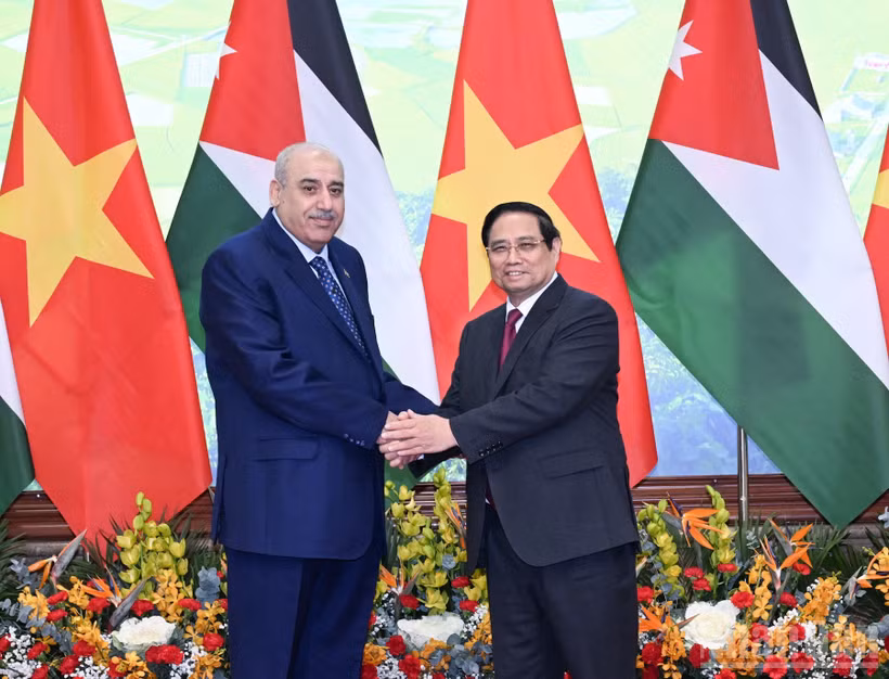 Thủ tướng Chính phủ Phạm Minh Chính và Chủ tịch Hạ viện Jordan Mazen Turki El Qadi. (Ảnh: Trần Hải)