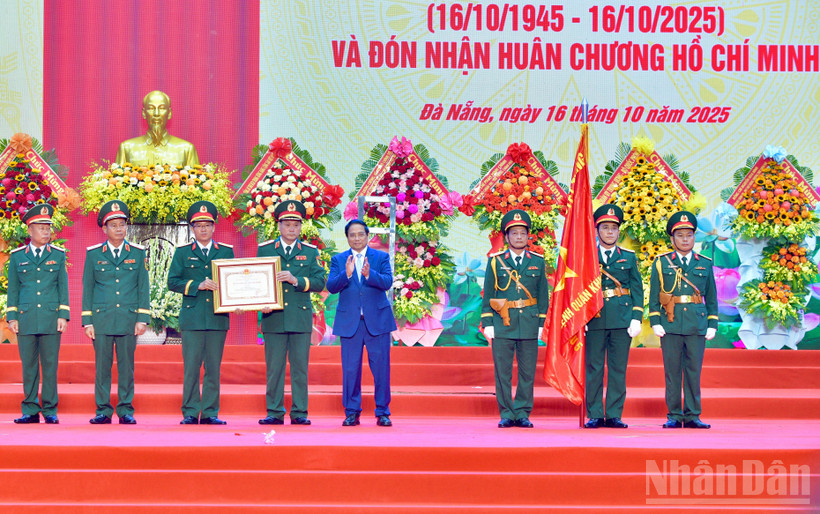 Thủ tướng Chính phủ Phạm Minh Chính trao Huân chương Hồ Chí Minh tặng Lực lượng vũ trang Quân khu 5. (Ảnh: Thanh Giang)