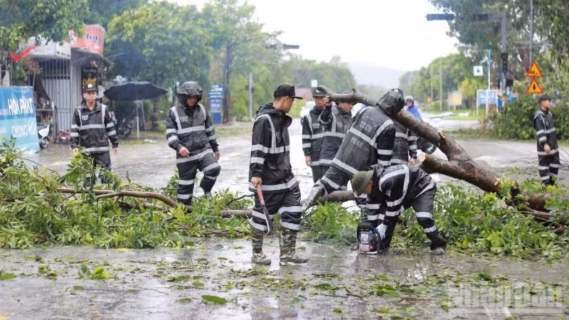 Cán bộ, chiến sĩ Trung đoàn Cảnh sát Cơ động Bắc Trung Bộ tích cực tham gia khắc phục hậu quả bão số 5.