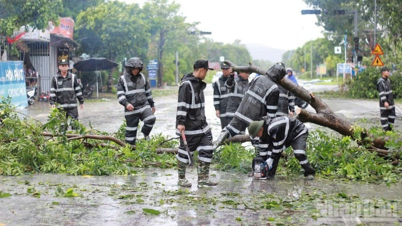 Cán bộ, chiến sĩ Trung đoàn Cảnh sát Cơ động Bắc Trung Bộ tích cực tham gia khắc phục hậu quả bão số 5.