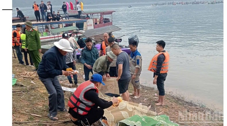 Đưa thi thể nạn nhân vào bờ. 