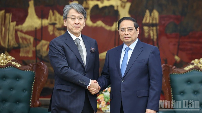 Thủ tướng Chính phủ Phạm Minh Chính và ông Maeda Tadashi, Chủ tịch Hội đồng quản trị Ngân hàng Hợp tác quốc tế Nhật Bản (JBIC). (Ảnh: TRẦN HẢI) 