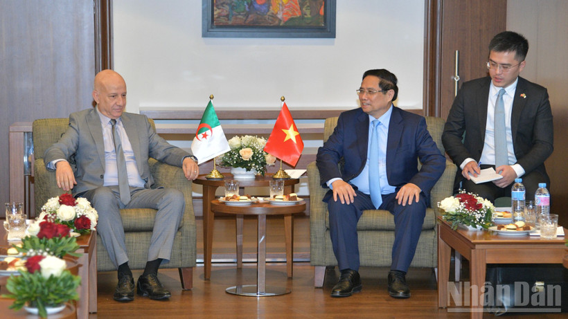 Thủ tướng Chính phủ Phạm Minh Chính tiếp Tổng Bí thư Đảng Mặt trận giải phóng dân tộc Algeria (FLN) Abdelkrim Benmebarek. (Ảnh: Thanh Giang)
