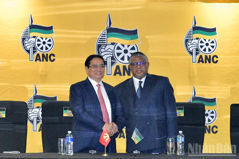 Thủ tướng Chính phủ Phạm Minh Chính và Tổng Thư ký Đảng Đại hội dân tộc Phi (ANC) Fikile Mbalula. (Ảnh: Thanh Giang) 