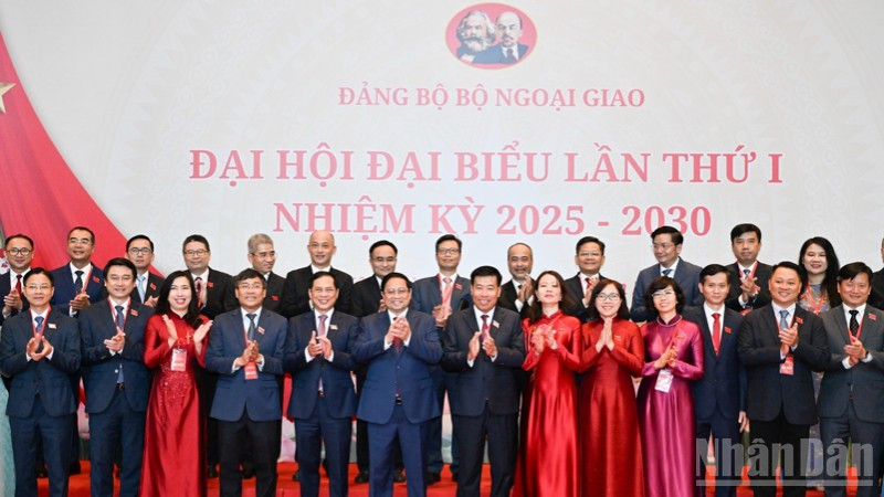 Bí thư Đảng ủy Chính phủ, Thủ tướng Chính phủ Phạm Minh Chính với các lãnh đạo Đảng bộ Bộ Ngoại giao. (Ảnh: TRẦN HẢI)