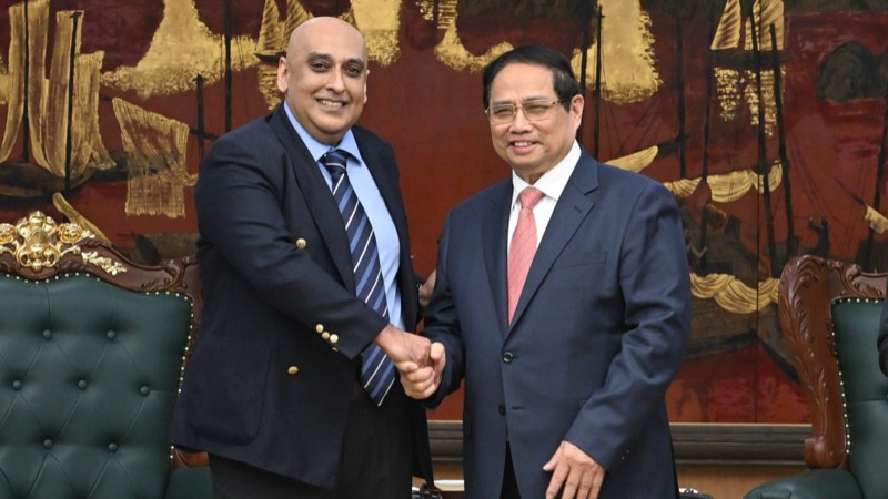 Thủ tướng Chính phủ Phạm Minh Chính và ông Ali Ijaz Ahmad, Chủ tịch kiêm Tổng Giám đốc Makara Capital Partner. (Ảnh: TRẦN HẢI)