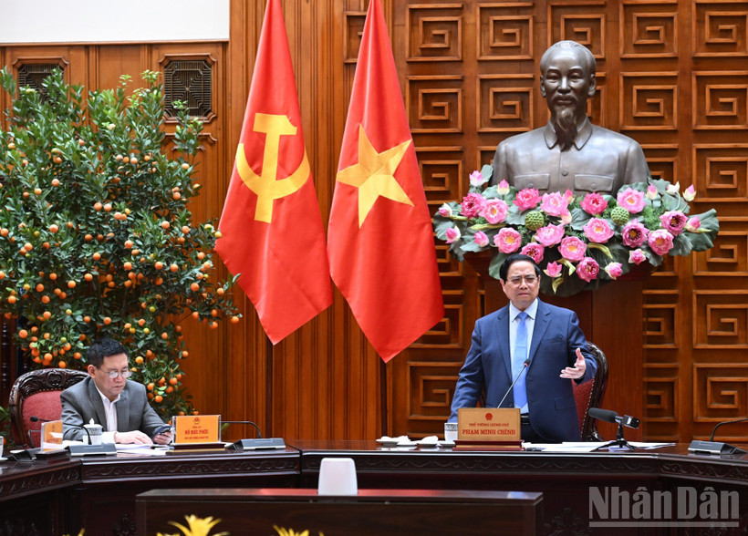 Thủ tướng Phạm Minh Chính chủ trì cuộc họp với các bộ, ngành liên quan về trọng tâm chính sách tiền tệ và chính sách tài khóa. (Ảnh: TRẦN HẢI)