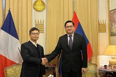 Đại sứ Trịnh Đức Hải và Đại sứ Kalamoungkhoune Souphanouvong nhất trí tiếp tục phát huy truyền thống phối hợp chặt chẽ giữa hai Cơ quan đại diện Việt Nam và Lào tại Paris.