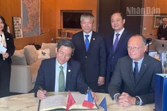 Ông Trần Nam Hưng, Phó Chủ tịch UBND thành phố Đà Nẵng và ông Édouard Philippe, Thị trưởng thành phố Le Havre ký kết Biên bản ghi nhớ. 