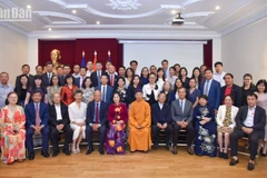 Phó Chủ tịch Quốc hội Nguyễn Thị Thanh chụp ảnh lưu niệm với các cơ quan đại diện Việt Nam và các thế hệ kiều bào tại Pháp. 