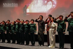 Đoàn làm phim "Mưa đỏ" tại Lễ bế mạc Tuần lễ “Điện ảnh Việt Nam - Hành trình ánh sáng”.