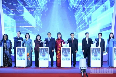 Thủ tướng Chính phủ Phạm Minh Chính cùng các đồng chí lãnh đạo thực hiện nghi thức kích hoạt triển khai Đề án của Chính phủ “Hỗ trợ phụ nữ khởi nghiệp giai đoạn 2026-2035”. (Ảnh: Trần Hải)