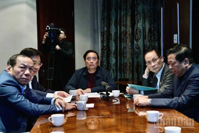 Thủ tướng Chính phủ Phạm Minh Chính chủ trì cuộc họp trực tuyến từ Nam Phi kết nối với các điểm cầu trong nước bàn giải pháp khắc phục hậu quả mưa lũ tại các tỉnh miền trung. (Ảnh: THANH GIANG)