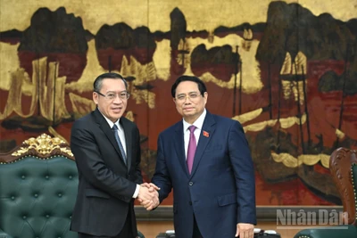 Thủ tướng Chính phủ Phạm Minh Chính và Bộ trưởng Lao động và Phúc lợi Lào Phosay Sayasone. (Ảnh: TRẦN HẢI) 