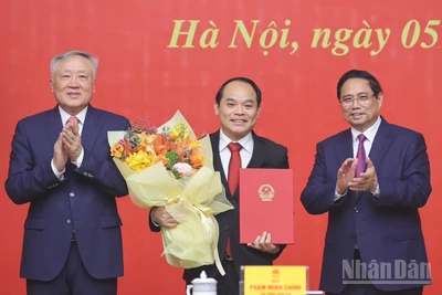 Thủ tướng Chính phủ Phạm Minh Chính trao quyết định và chúc mừng đồng chí Nguyễn Quốc Đoàn, Phó Tổng Thanh tra Thường trực Thanh tra Chính phủ. (Ảnh: TRẦN HẢI)