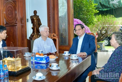 Thủ tướng Chính phủ Phạm Minh Chính thăm, chúc Tết nguyên Chủ tịch nước Nguyễn Minh Triết. (Ảnh: THANH GIANG)