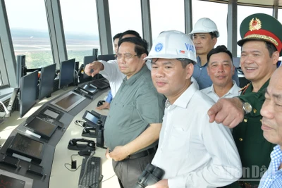 Thủ tướng Chính phủ Phạm Minh Chính kiểm tra tháp kiểm soát không lưu của Cảng hàng không quốc tế Long Thành. (Ảnh: Thanh Giang)