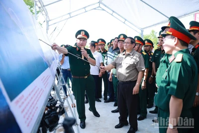 Thủ tướng Chính phủ Phạm Minh Chính nghe giới thiệu về tình hình triển khai các dự án trọng điểm trên địa bàn tỉnh Cà Mau. (Ảnh: Dương Giang/TTXVN)