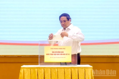 Thủ tướng Phạm Minh Chính tham gia quyên góp, ủng hộ đồng bào bị thiệt hại do cơn bão số 10 gây ra. (Ảnh: Trần Hải)