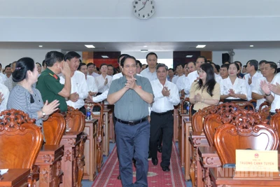Thủ tướng Phạm Minh Chính tới dự Hội nghị tiếp xúc cử tri trước Kỳ họp thứ 10, Quốc hội khóa XV với lãnh đạo chủ chốt 103 xã, phường trên địa bàn thành phố Cần Thơ. (Ảnh: Thanh Giang)