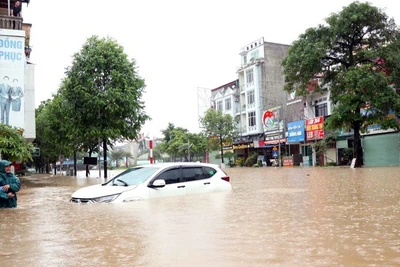 Các tuyến phố trung tâm Thái Nguyên chìm trong biển nước. (Ảnh: TTXVN)