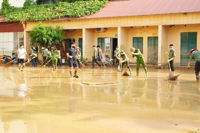 Công an tỉnh Thái Nguyên hỗ trợ cùng nhân dân dọn dẹp, vệ sinh môi trường sau mưa lũ, ngập lụt. (Ảnh: VGP)