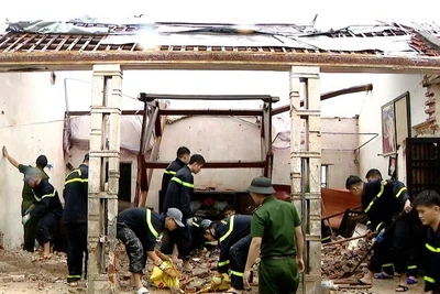 Các chiến sĩ Công an đang hỗ trợ người dân khắc phục hậu quả do bão số 10 gây ra. (Ảnh: VGP)