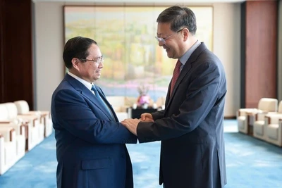 Bí thư Thành ủy Thượng Hải Trần Cát Ninh đón Thủ tướng Phạm Minh Chính thăm Thượng Hải. (Ảnh: VGP/Nhật Bắc)