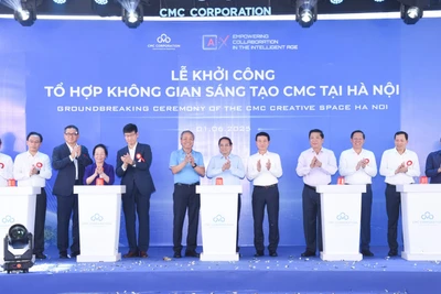 Thủ tướng Phạm Minh Chính và các đồng chí lãnh đạo thực hiện nghi thức khởi công tổ hợp (Ảnh: TRẦN HẢI). 