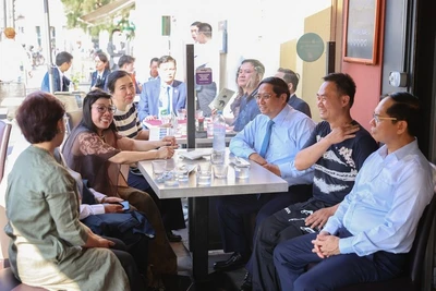 Thủ tướng Phạm Minh Chính và Phu nhân tới thăm gia đình anh Võ Bá Luận – chủ quán ăn tại thành phố biển du lịch nổi tiếng Nice ở miền Nam nước Pháp. (Ảnh: VGP/Nhật Bắc)