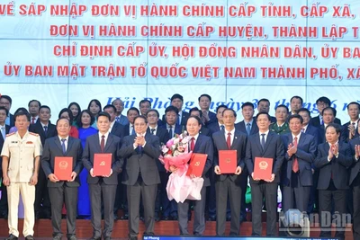 Thủ tướng Phạm Minh Chính chúc mừng lãnh đạo thành phố Hải Phòng (mới) nhận các Quyết định Trung ương. (Ảnh: THANH GIANG)