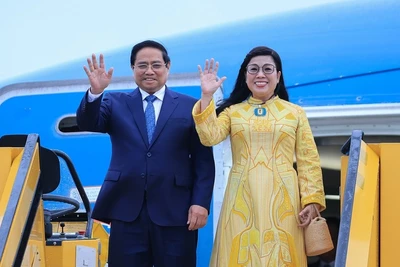 Thủ tướng Chính phủ Phạm Minh Chính và Phu nhân cùng đoàn đại biểu cấp cao Việt Nam đã tới sân bay quốc tế Arlanda ở Stockholm, bắt đầu thăm chính thức Vương quốc Thụy Điển - Ảnh: VGP/Nhật Bắc