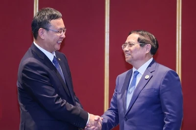 Thủ tướng Phạm Minh Chính tiếp ông Trần Văn Kiện, Chủ tịch Hội đồng quản trị Tập đoàn Đường sắt Trung Quốc (CREC). Ảnh: VGP/NHẬT BẮC