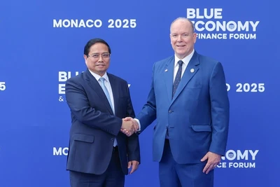 Hoàng thân Monaco Albert II vui mừng đón Thủ tướng Phạm Minh Chính tới dự Diễn đàn Tài chính và Kinh tế xanh trong khuôn khổ Hội nghị UNOC 3. (Ảnh: VGP/Nhật Bắc)