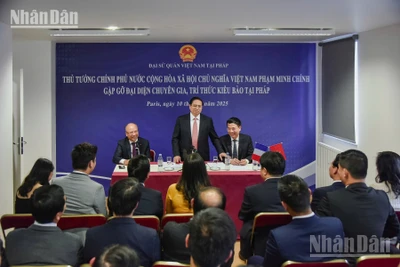 Thủ tướng Chính phủ Phạm Minh Chính gặp gỡ các chuyên gia, trí thức người Việt tại Pháp. (Ảnh: MINH DUY)