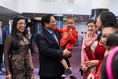 Thủ tướng Phạm Minh Chính và Phu nhân với bà con cộng đồng người Việt Nam tại Estonia. (Ảnh: NGUYỄN HỒNG)