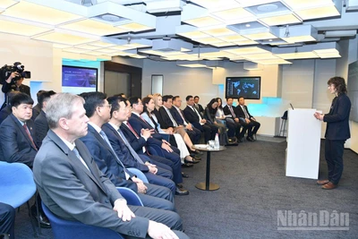 Thủ tướng Phạm Minh Chính nghe lãnh đạo Trung tâm e-Estonia giới thiệu về mô hình hoạt động của Trung tâm. (Ảnh: THANH GIANG)