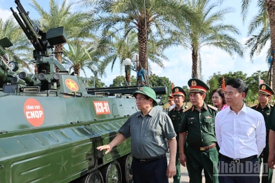 Thủ tướng Phạm Minh Chính tham quan xe chiến đấu bộ binh cho ngành Công nghiệp quốc phòng trong nước chế tạo. (Ảnh: TRẦN HẢI)