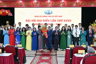 Bí thư Đảng ủy Chính phủ, Thủ tướng Chính phủ Phạm Minh Chính tặng hoa chúc mừng Ban Chấp hành Đảng bộ Thông tấn xã Việt Nam nhiệm kỳ 2025-2030. (Ảnh: TRẦN HẢI)