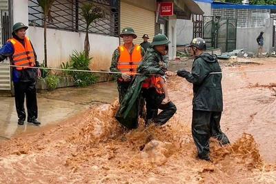 Lực lượng chức năng đưa người dân ra khỏi vùng nguy hiểm. (Ảnh: VGP)