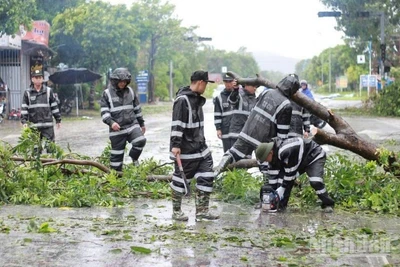 Cán bộ, chiến sĩ Trung đoàn Cảnh sát Cơ động Bắc Trung Bộ tích cực tham gia khắc phục hậu quả bão số 5.