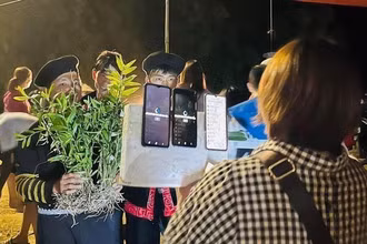 Người vùng cao Tủa Chùa bán hàng bằng cách livestream trên điện thoại thông minh.