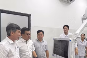 Tổng Giám đốc BSR Nguyễn Việt Thắng (thứ 2 từ trái qua) kiểm tra trang thiết bị y tế do BSR tài trợ.