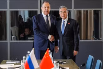 Bộ trưởng Ngoại giao Nga Sergei Lavrov và Bộ trưởng Ngoại giao Trung Quốc Vương Nghị. (Ảnh minh họa: Tân Hoa Xã)